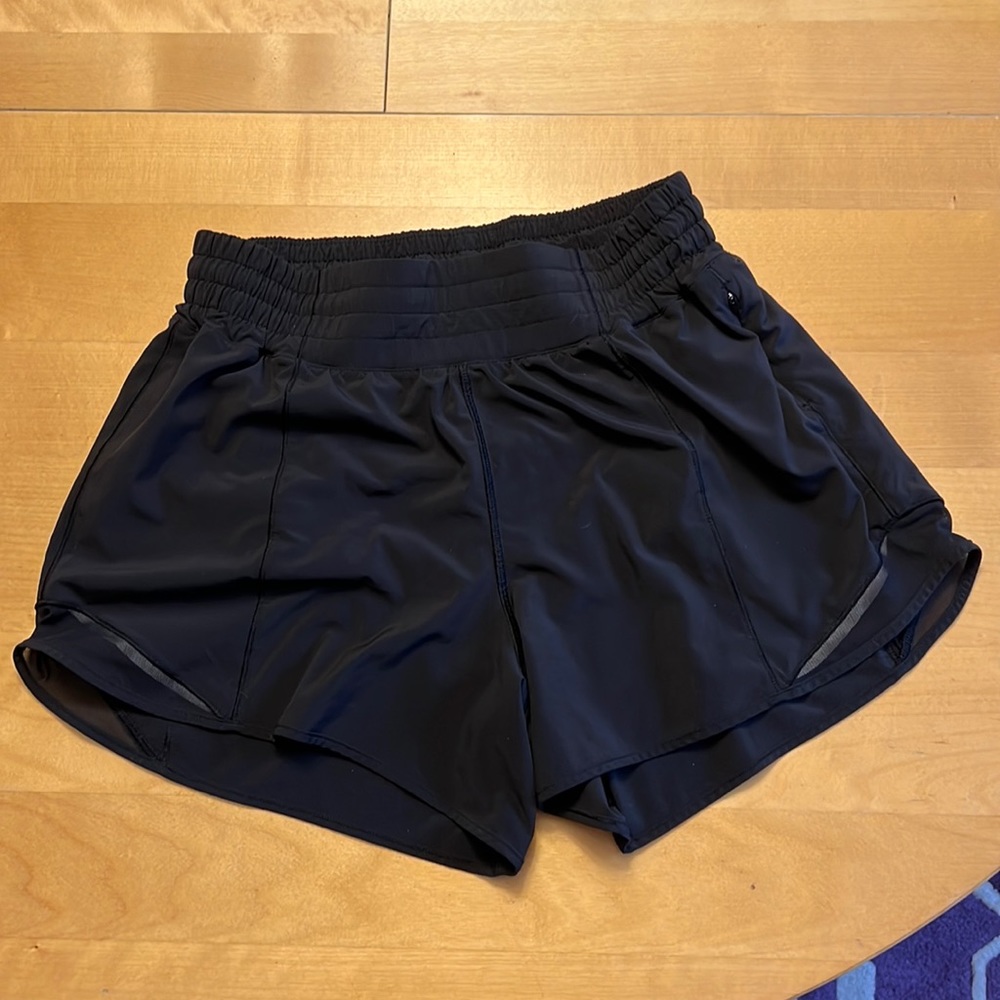 Lululemon Hotty Hot Low-Rise Lined Short 2.5" - Black .